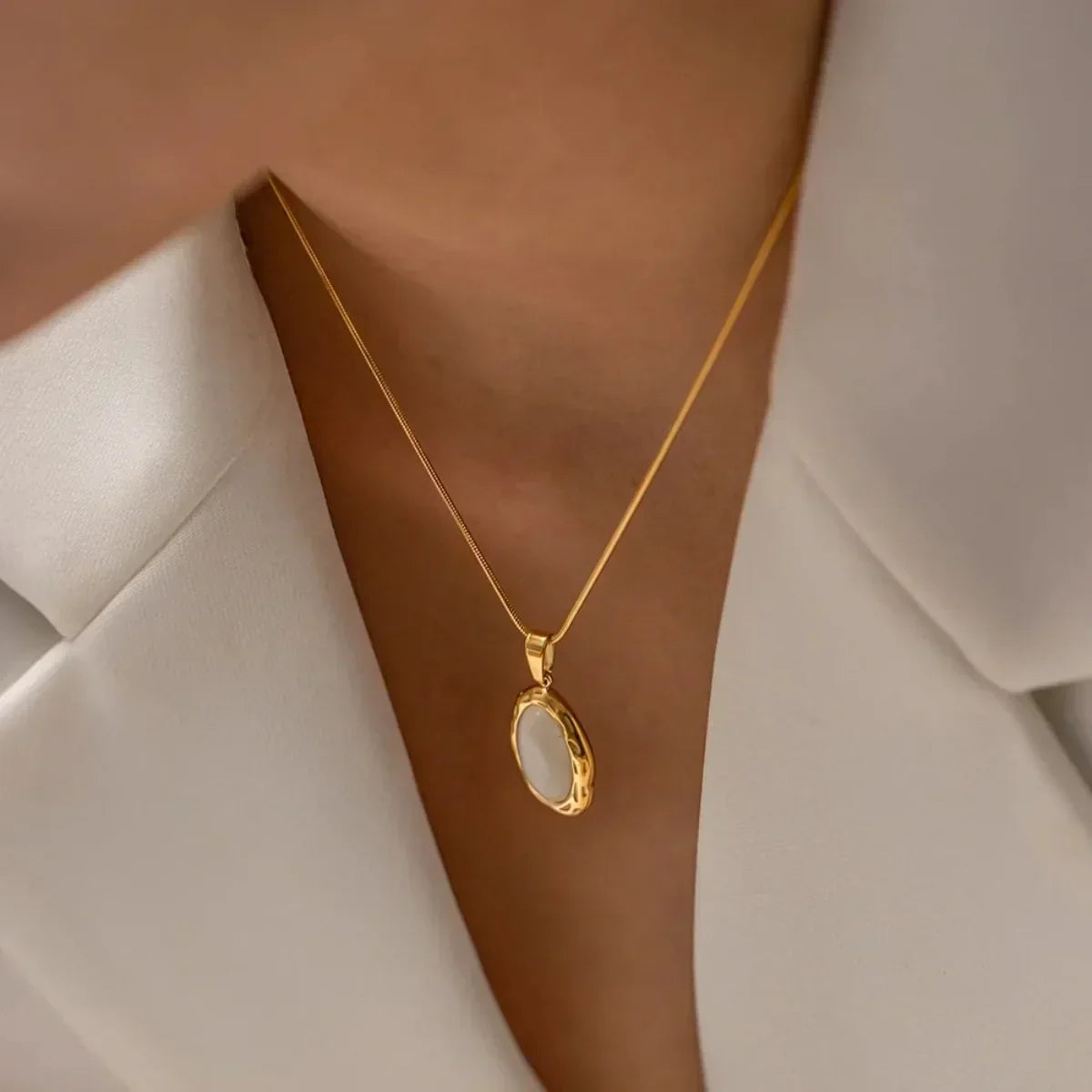 Collar dorado con piedra opalina ovalada, vista 4