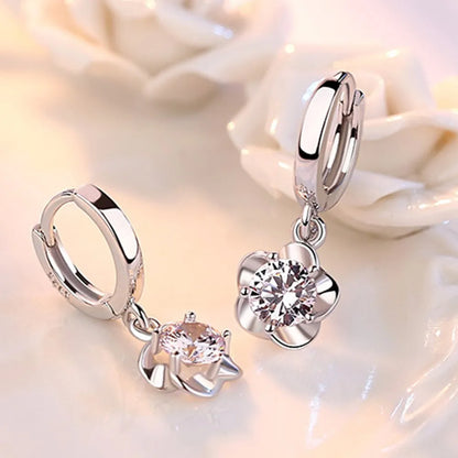 Pendientes plateados con circonitas moradas y blancas, vista 4