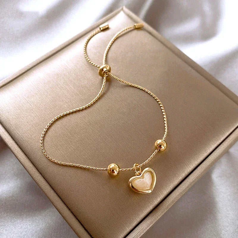 Pulsera de corazón dorada con piedra melocotón