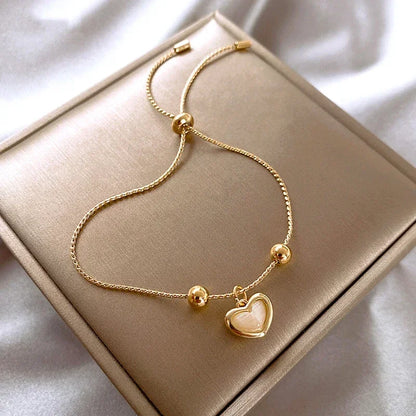 Pulsera de corazón dorada con piedra melocotón