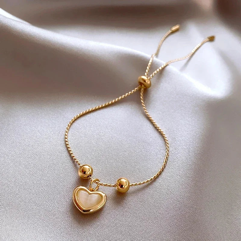 Pulsera de corazón dorada con piedra melocotón, vista 3