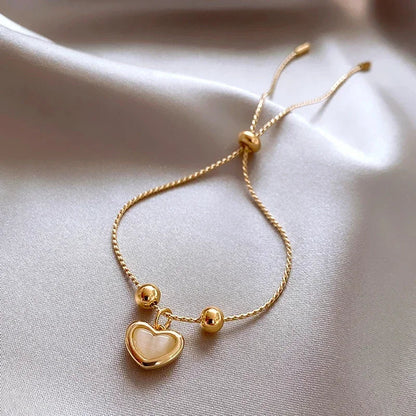 Pulsera de corazón dorada con piedra melocotón, vista 3