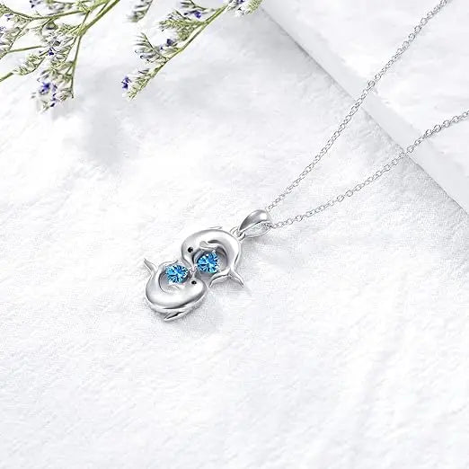 Collar plateado con dos delfines y cristal azul, vista 2