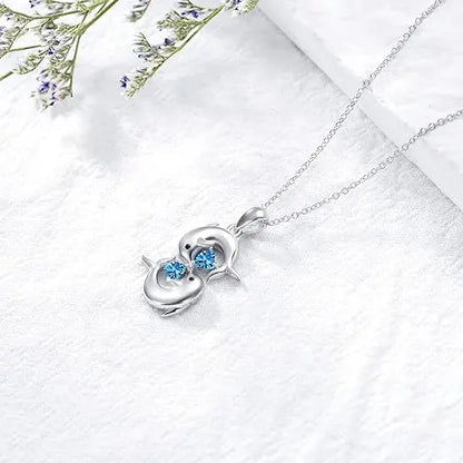 Collar plateado con dos delfines y cristal azul, vista 2