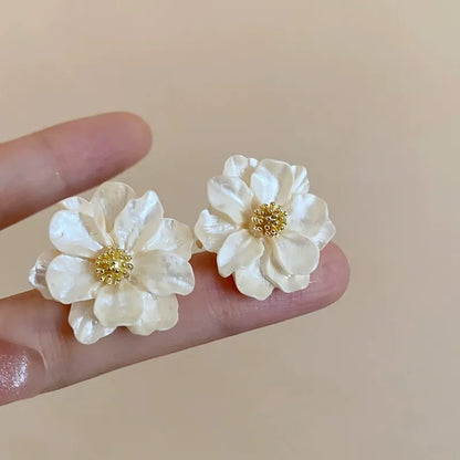 Pendientes de botón de flor blanca, vista 5