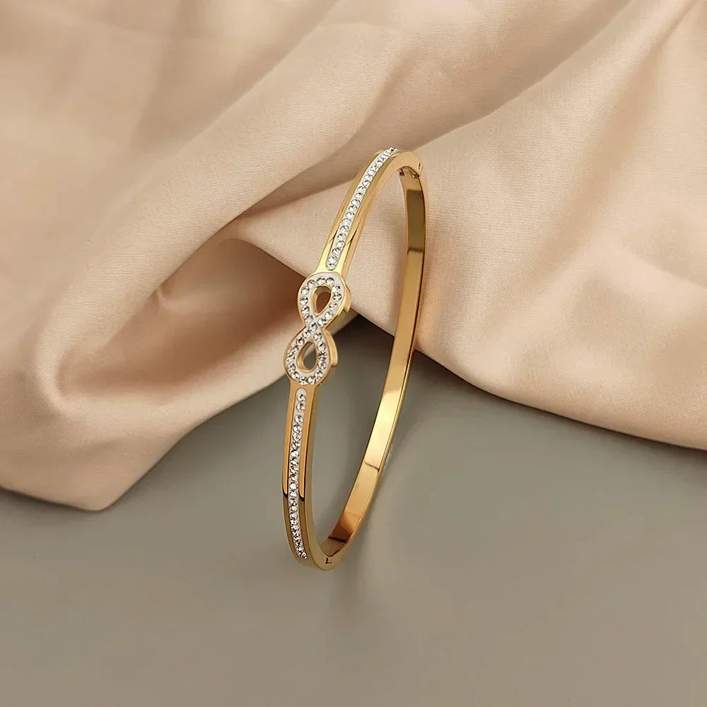 Brazalete rígido de infinito con cristales, vista 2