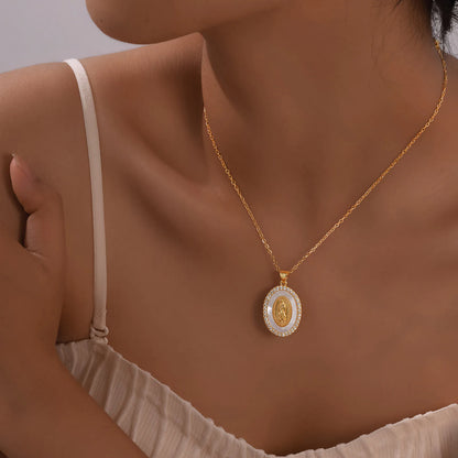 Collar con medalla ovalada de la Virgen dorada