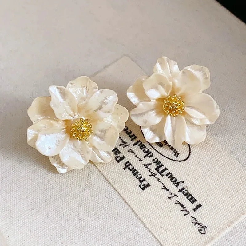 Pendientes de botón de flor blanca, vista 3