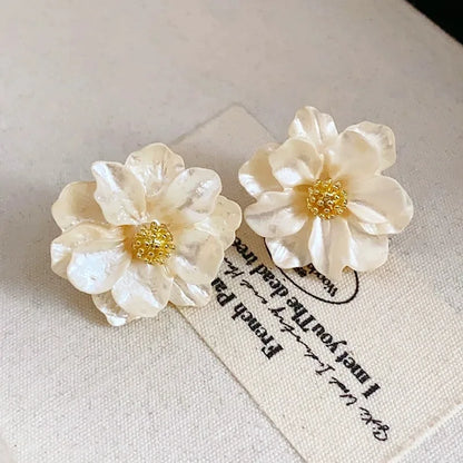 Pendientes de botón de flor blanca, vista 3