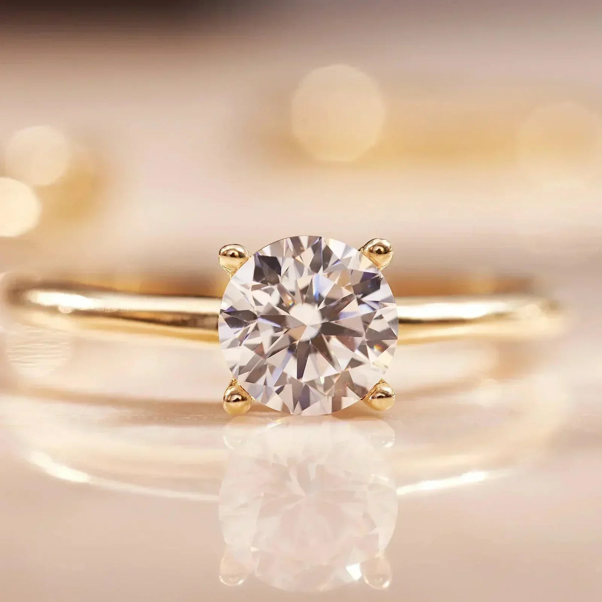 Anillo solitario dorado, vista 2