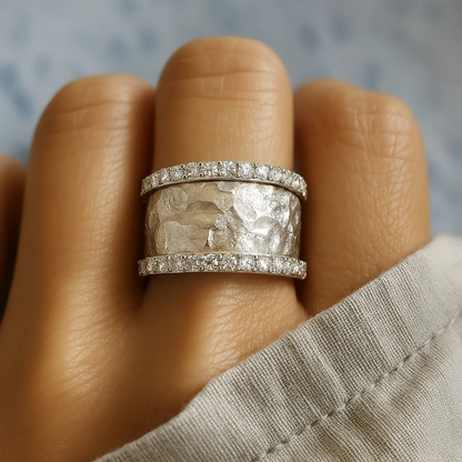 Anillo vintage plateado con circonitas