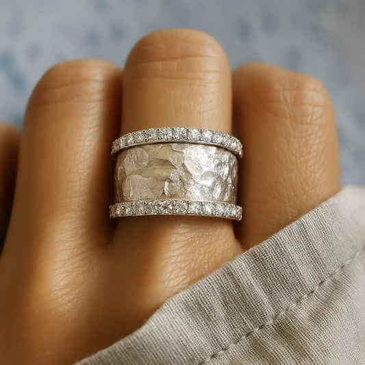 Anillo vintage plateado con circonitas