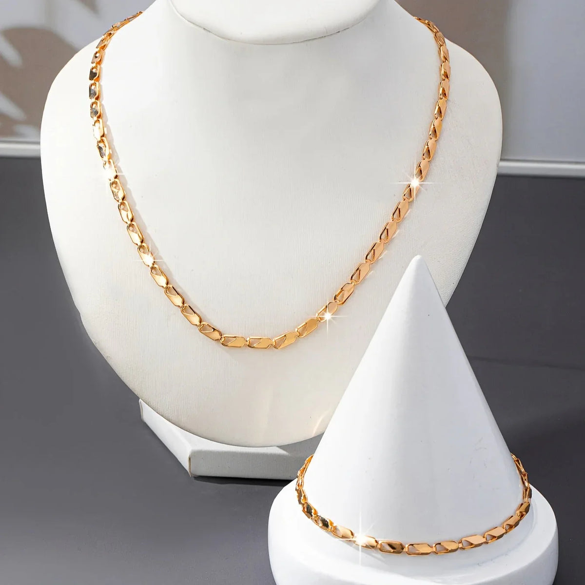 Conjunto de collar y pulsera dorados, vista 2