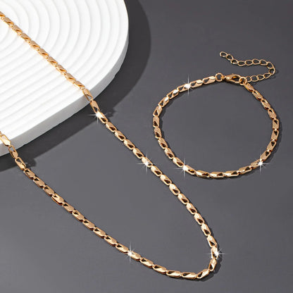 Conjunto de collar y pulsera dorados, vista 3
