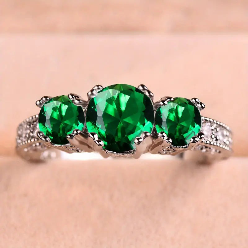 Anillo plateado con piedras verdes, vista 2