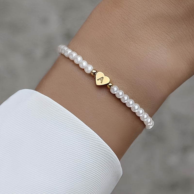 Pulsera de perlas con inicial en corazón
