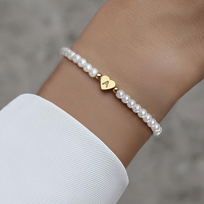Pulsera de perlas con inicial en corazón