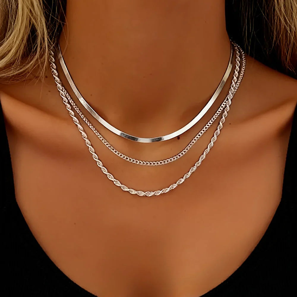 Collar dorado de varias vueltas