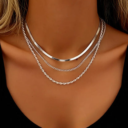 Collar dorado de varias vueltas
