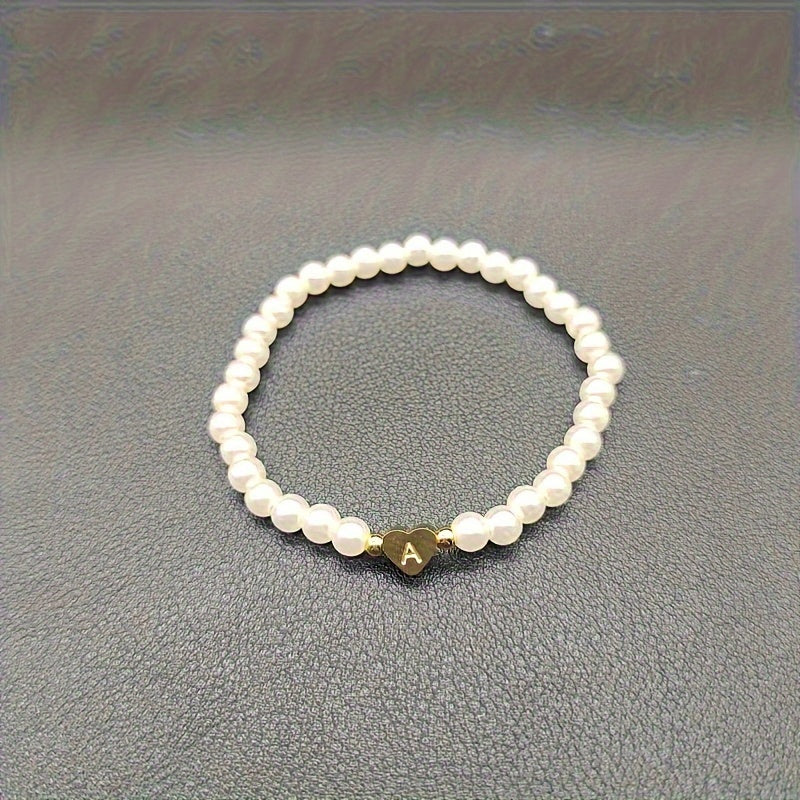 Pulsera de perlas con inicial en corazón, vista 3