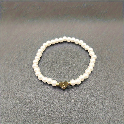 Pulsera de perlas con inicial en corazón, vista 3