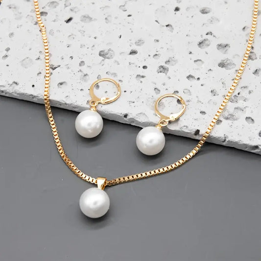 Conjunto de collar y pendientes de perla