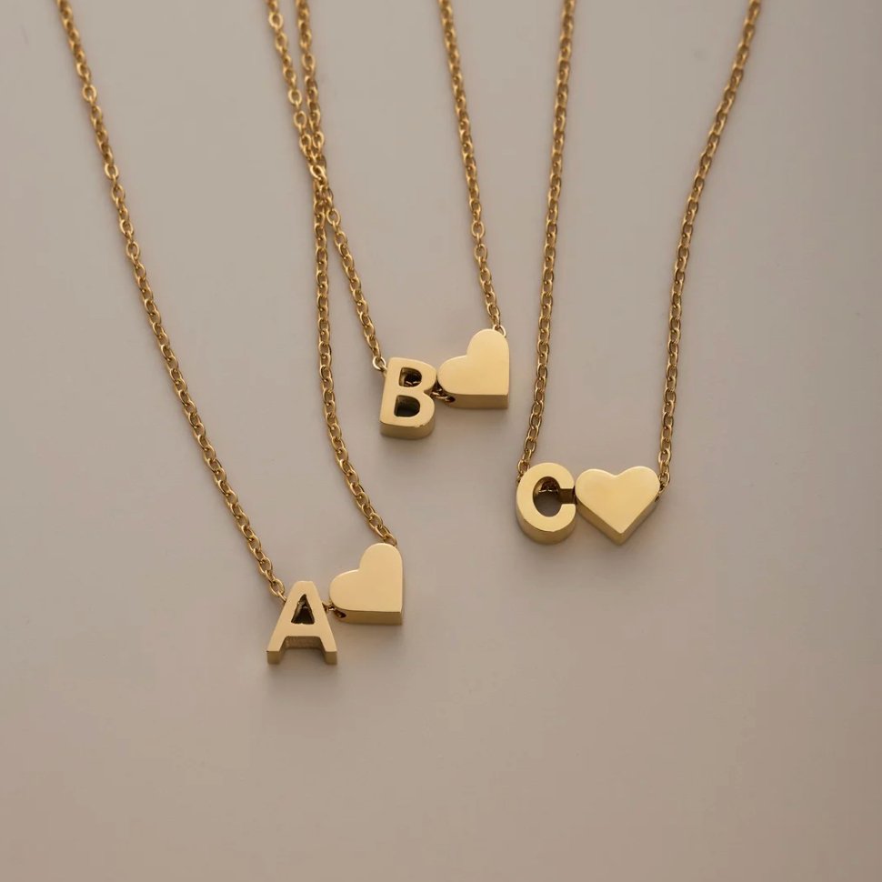 Collar con inicial y colgante de corazón