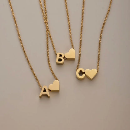 Collar con inicial y colgante de corazón