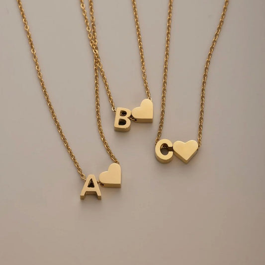 Collar con inicial y colgante de corazón