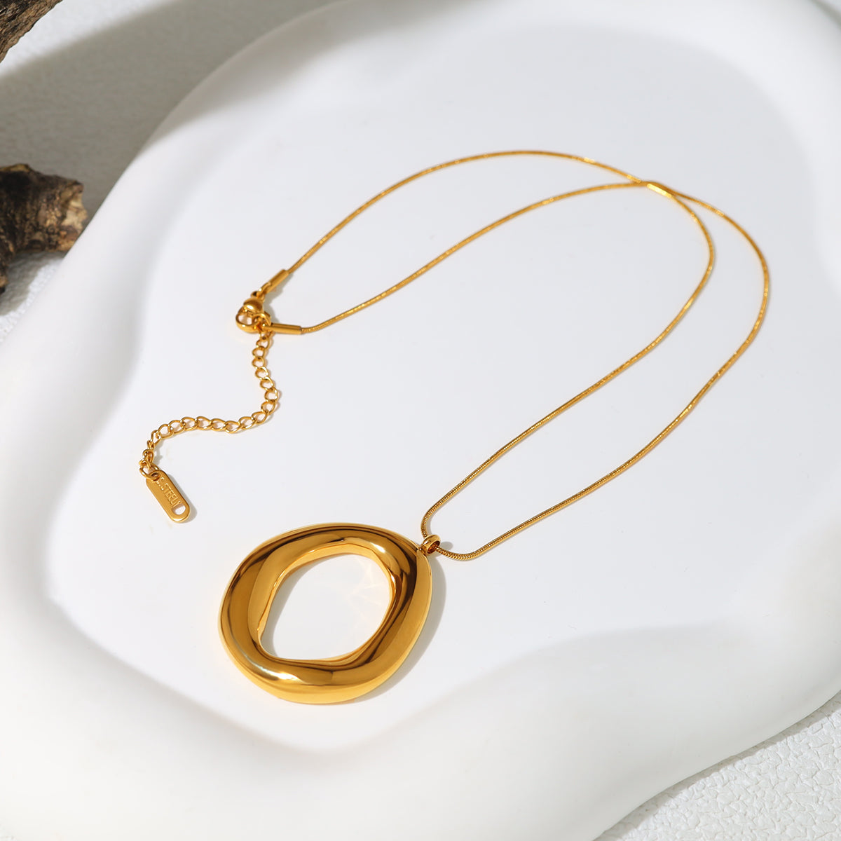 Collar dorado con colgante ovalado, vista 3