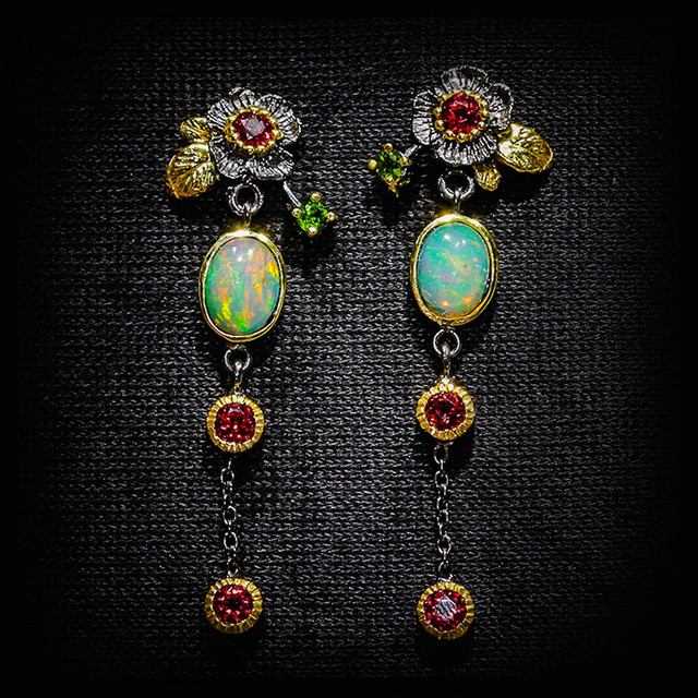 Pendientes boho con piedra opalina y circonitas rojas