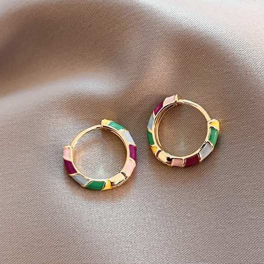 Pendientes dorados con esmalte