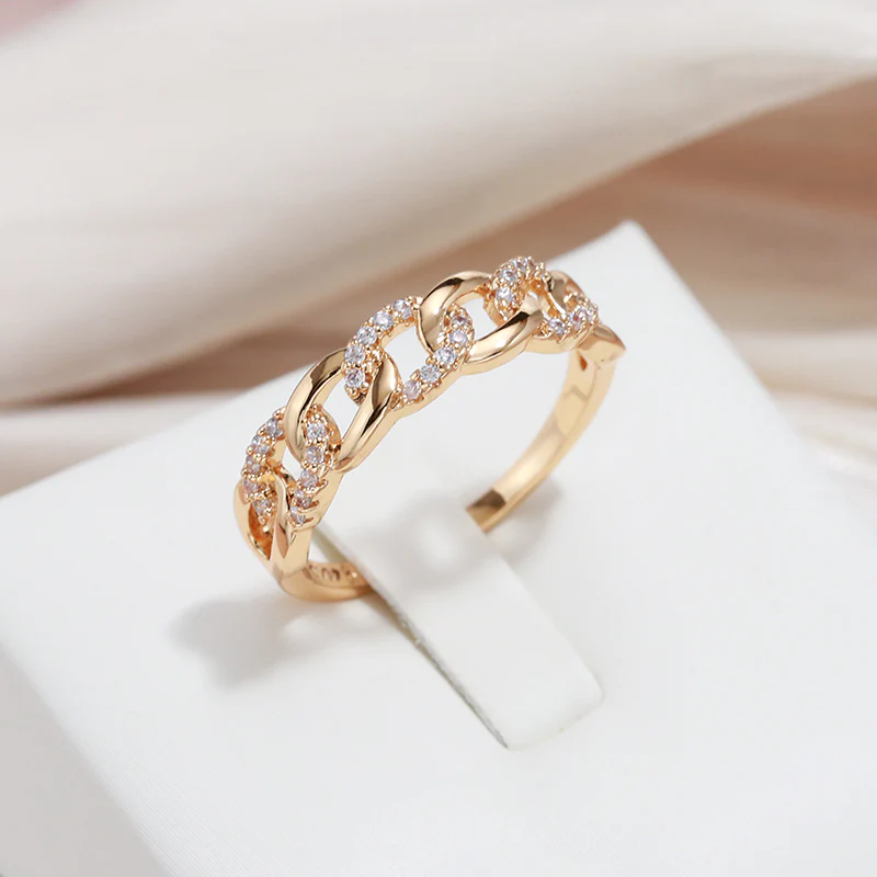 Anillo dorado de eslabones