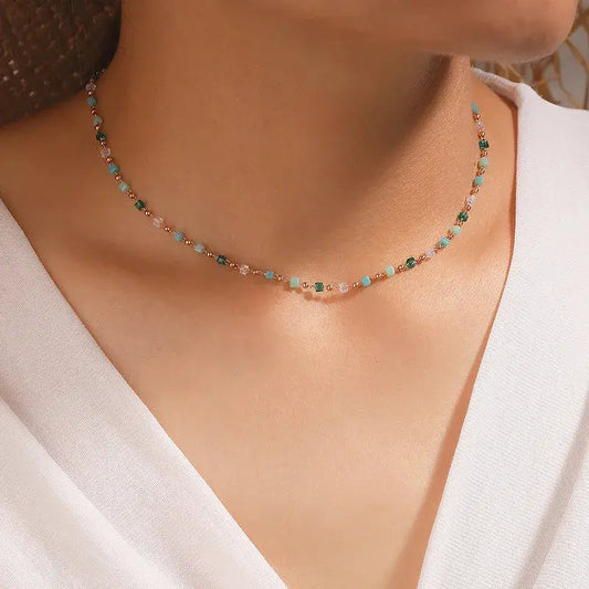 Collar dorado con piedras de colores