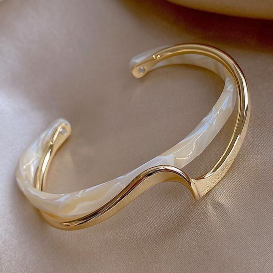 Pulsera dorada con piedra opalina blanca ovalada