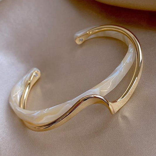 Pulsera dorada con piedra opalina blanca ovalada