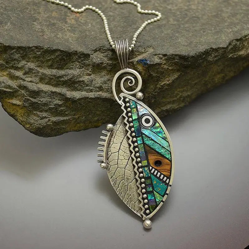 Collar vintage plateado con hoja verde y cristales