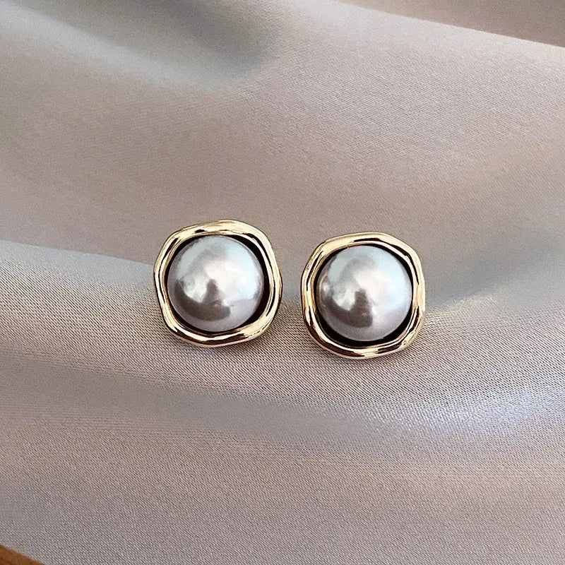 Pendientes de botón con perla gris