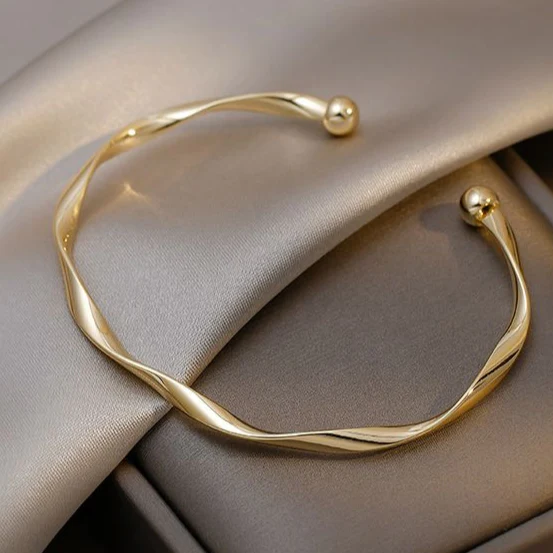 Brazalete dorado trenzado abierto