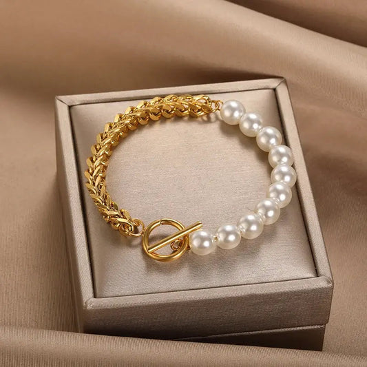 Pulsera dorada con perlas