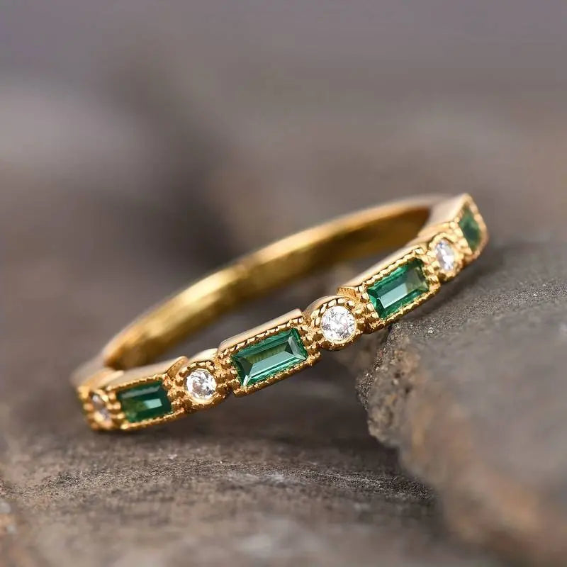 Anillo vintage dorado con circonita verde