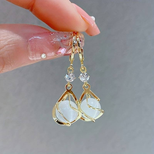 Pendientes largos dorados con piedra opalina blanca