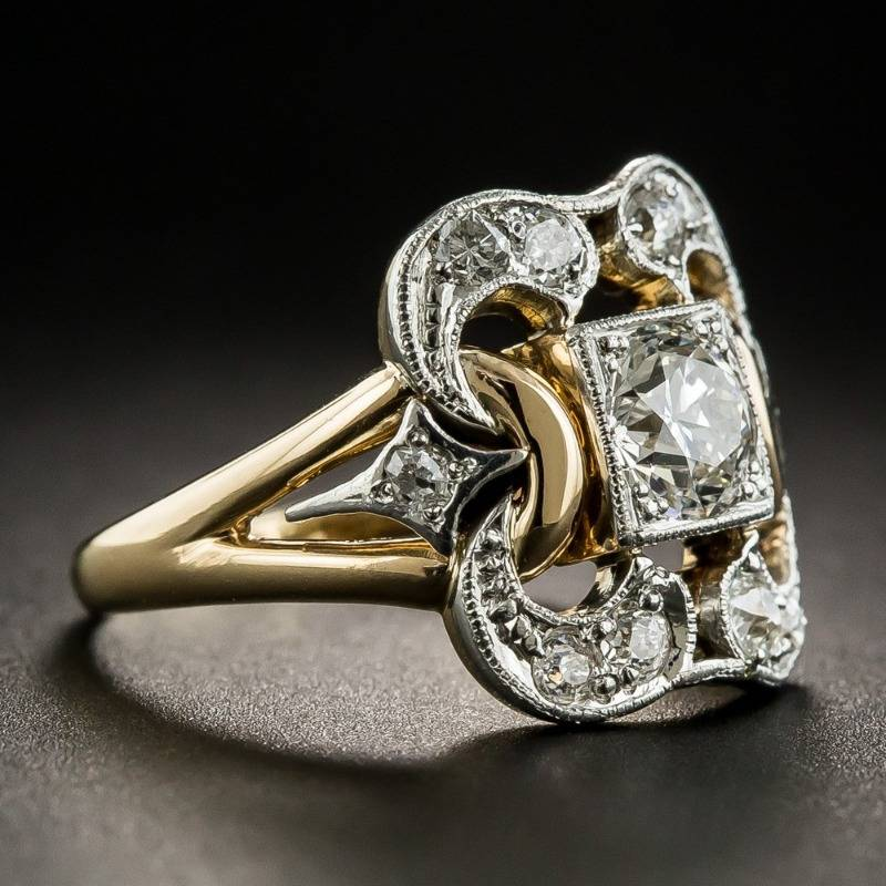 Anillo clásico dorado con circonitas
