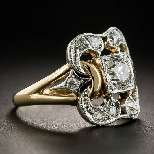 Anillo clásico dorado con circonitas