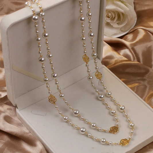 Collar dorado con perlas