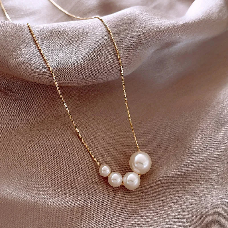 Collar con tres perlas