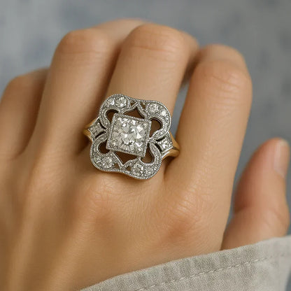 Anillo clásico dorado con circonitas, vista 3