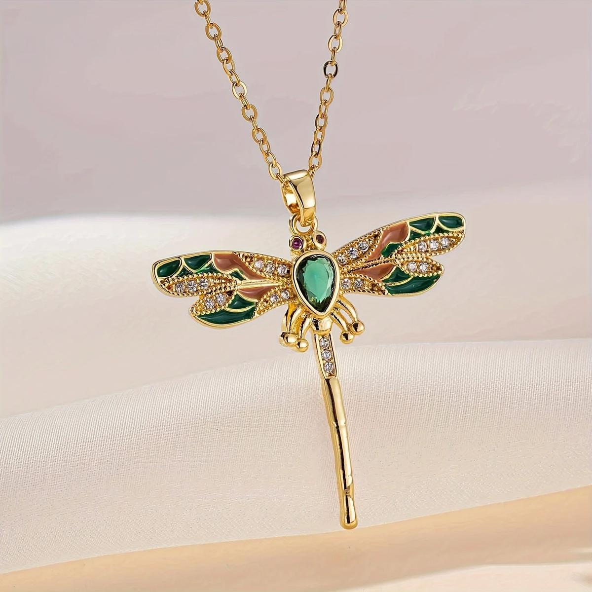 Collar con libélula verde