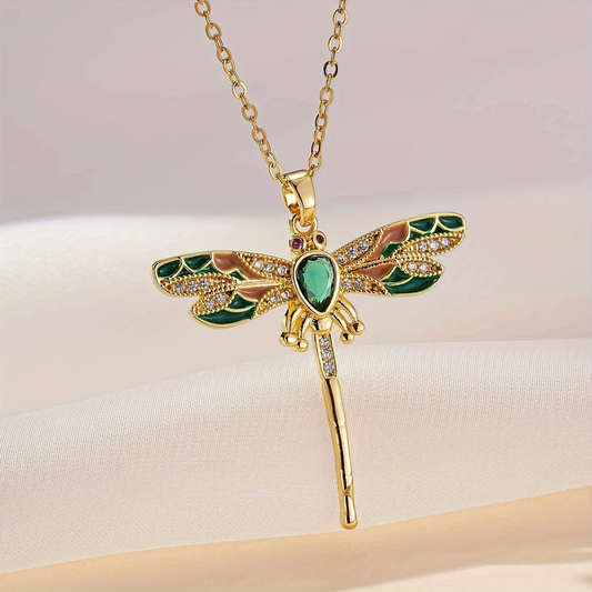 Collar con libélula verde