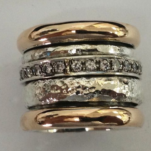 Anillo dorado de estilo vintage con relieve
